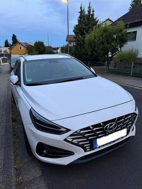 Weiß Gebraucht 2024 Hyundai i30 Trend Kombi | 19.999 € (Superpreis) - Bild 1/4