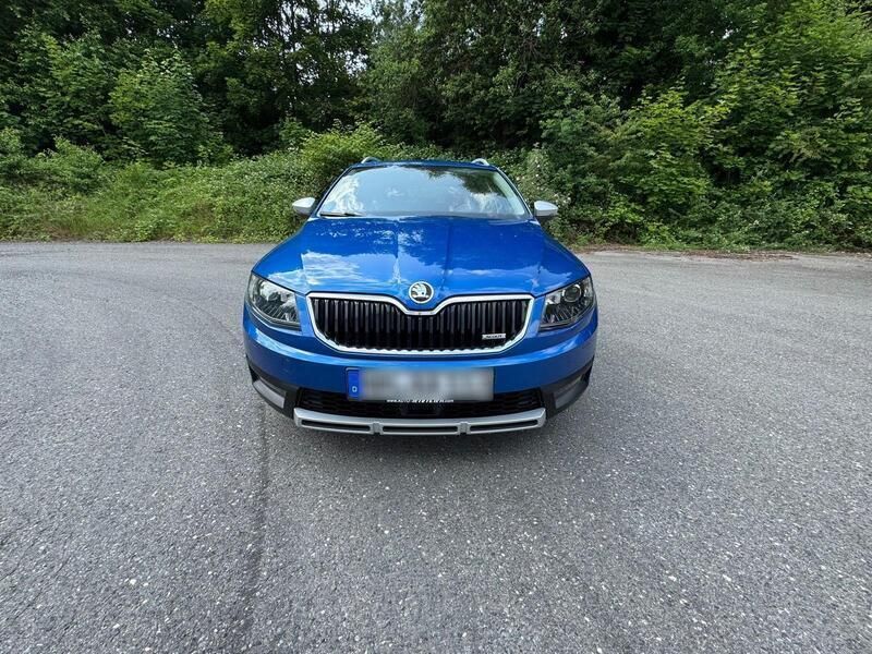 Blau Gebraucht 2015 Skoda Octavia Scout Kombi | 15.500 € - Bild 1/4