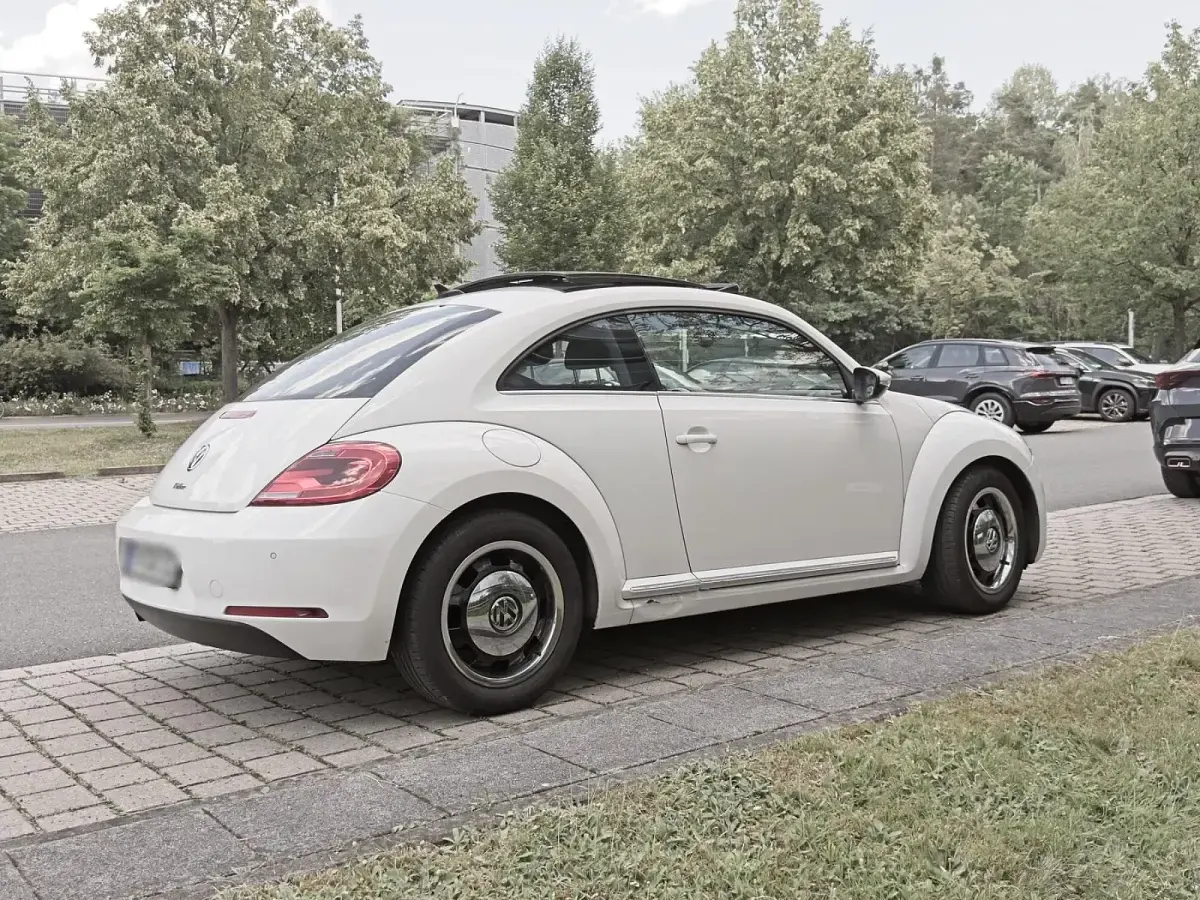 Gebraucht VW Beetle Design 105 PS (77 kW) 2012 Weiß Kleinwagen