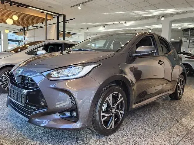 Gebraucht Toyota Yaris Hybrid Plus 116 PS (85 kW) 2024 Grau Limousine