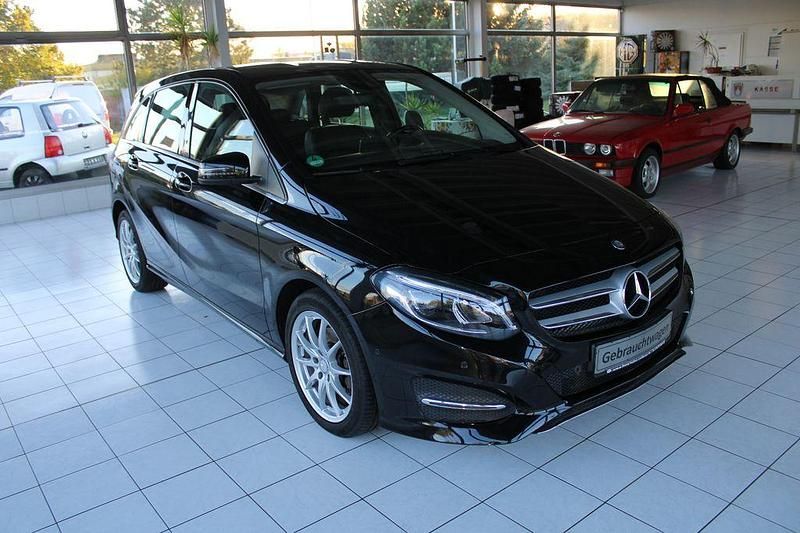 Gebraucht Mercedes B200 156 PS (114 kW) 2015 Kosmosschwarz Van / Kleinbus