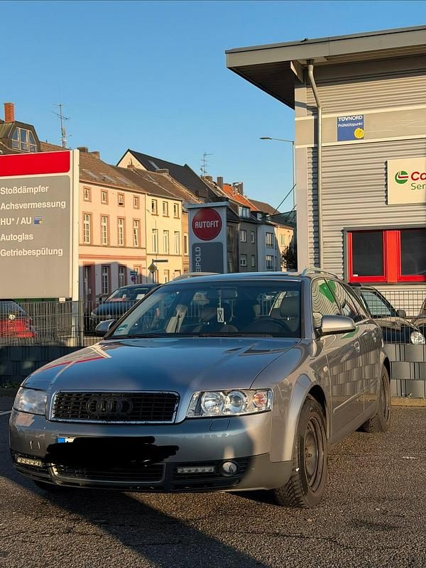 Grau Gebraucht 2002 Audi A4 Limousine | 750 € (Superpreis) - Bild 1/4