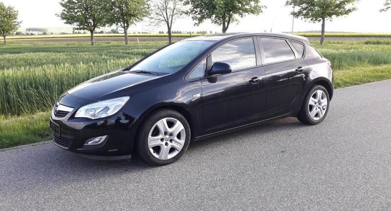 Schwarz Gebraucht 2010 Opel Astra Design Edition Kleinwagen | 4.900 € (Etwas zu teuer) - Bild 1/4