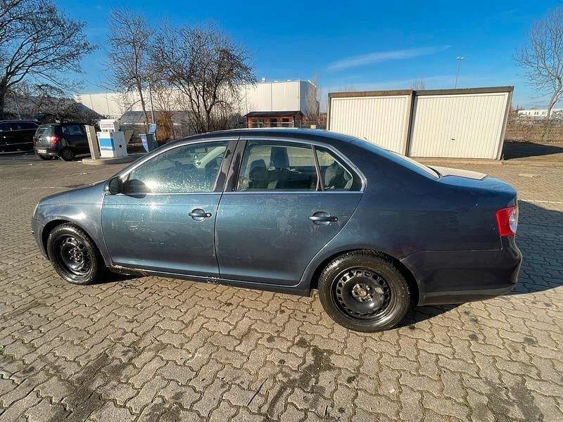 Gebraucht VW Jetta 150 PS (110 kW) 2006 Blau Limousine