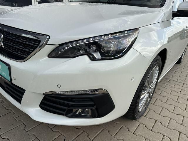 Gebraucht Peugeot 308 Allure 131 PS (96 kW) 2021 Perlmutt weiß perleffekt (metallic) Limousine