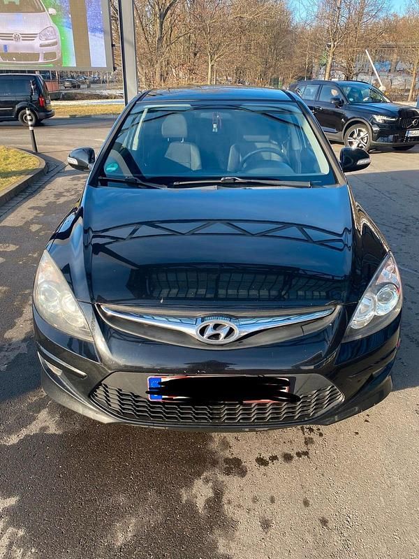 Gebraucht Hyundai i30 90 PS (66 kW) 2011 Schwarz Limousine