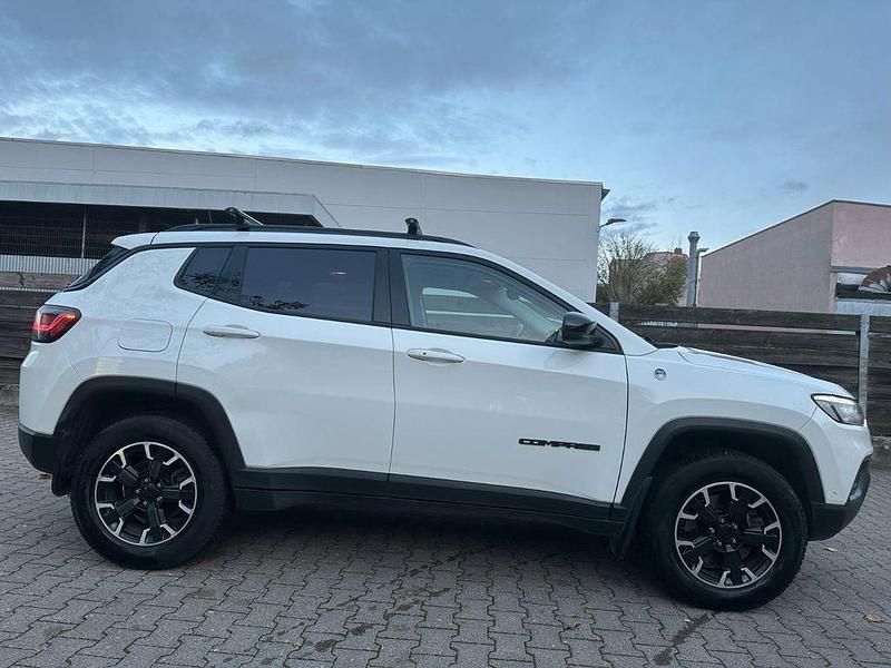 Gebraucht Jeep Compass Trailhawk 179 PS (131 kW) 2022 Weiß SUV