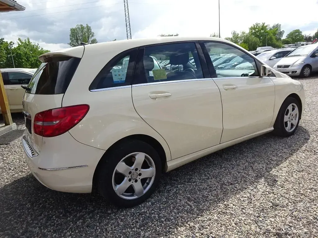 Gebraucht Mercedes B180 109 PS (80 kW) 2014 Gelb Kleinwagen
