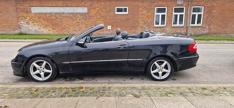 Schwarz Gebraucht 2003 Mercedes CLK240 Avantgarde Cabrio | 5.499 € (Fairer Preis) - Bild 1/4