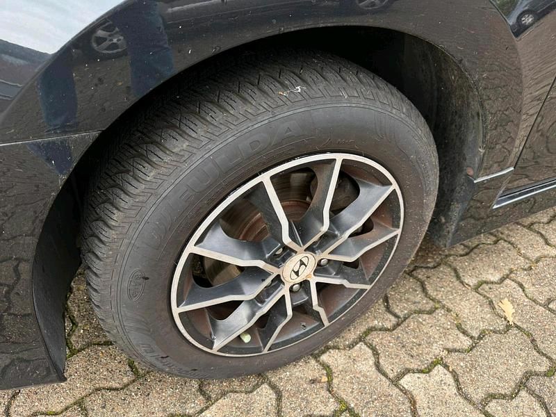 Schwarz Gebraucht 2011 Hyundai i30 Kleinwagen | 2.500 € (Fairer Preis) - Bild 1/4
