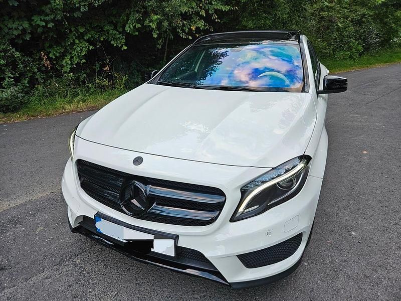 Weiß Gebraucht 2015 Mercedes GLA220 AMG line SUV | 15.500 € (Fairer Preis) - Bild 1/4