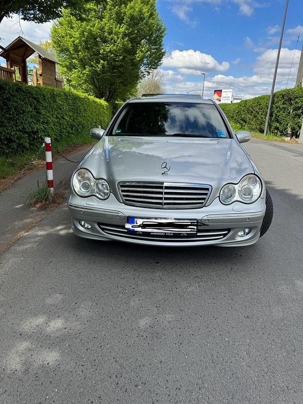 Silber Gebraucht 2004 Mercedes 220 Limousine | 3.999 € - Bild 1/4
