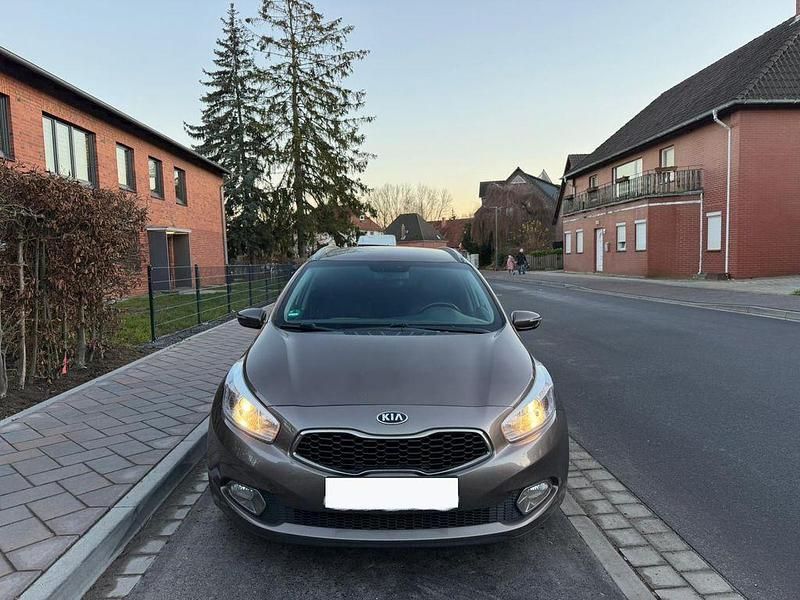 Braun Gebraucht 2013 Kia Ceed Sportswagon Kombi | 4.990 € (Guter Preis) - Bild 1/4