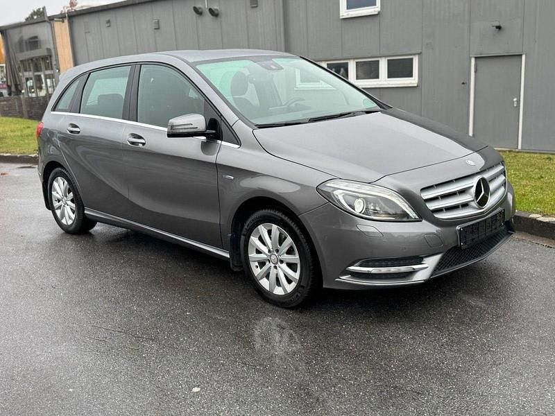 Grau Gebraucht 2012 Mercedes B200 Van / Kleinbus | 11.900 € (Guter Preis) - Bild 1/4