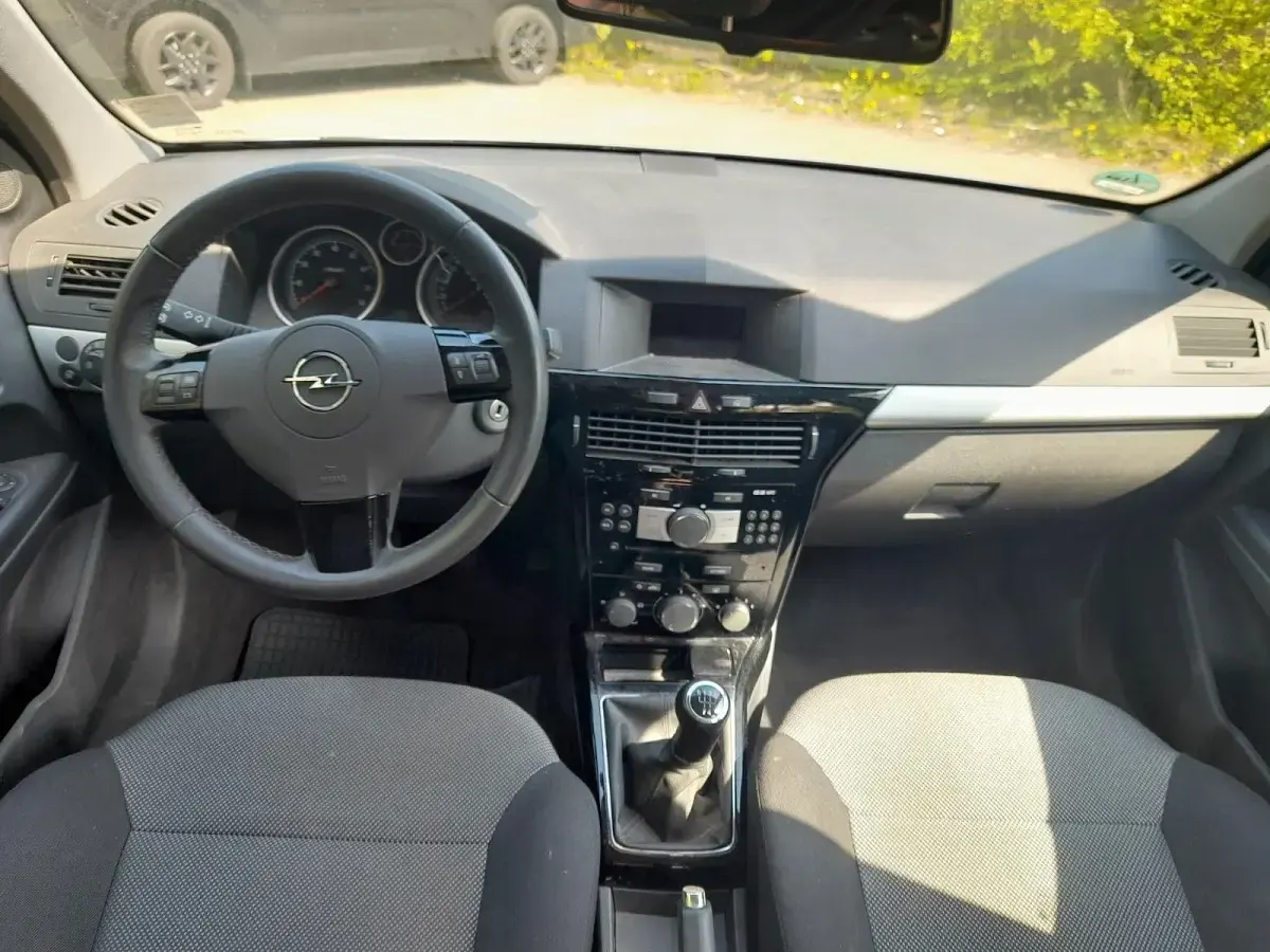 Używany Opel Astra 90 KM (66 kW) 2010 Srebrny Kombi