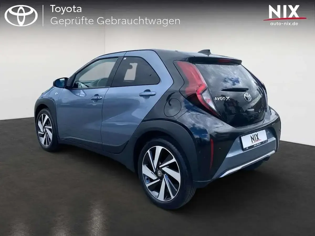 Gebraucht Toyota Aygo X X-plore 72 PS (52 kW) 2023 Celestite grey metallic / night sky black SUV