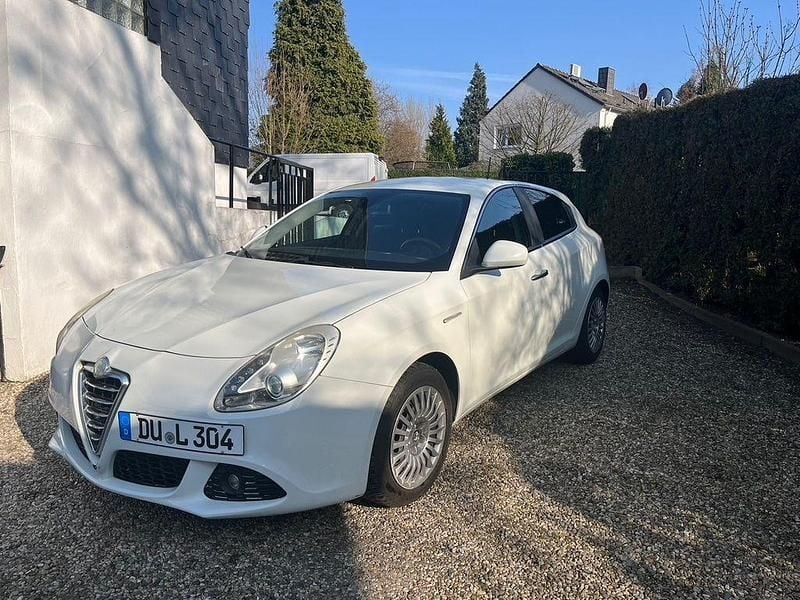 Weiß Gebraucht 2011 Alfa Romeo Giulietta Kleinwagen | 4.900 € (Fairer Preis) - Bild 1/4