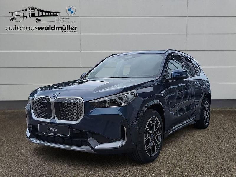 Blau Neu 2025 BMW iX1 xLine SUV | 47.020 € (Fairer Preis) - Bild 1/4