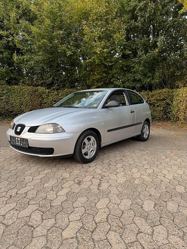 Silber Gebraucht 2002 Seat Ibiza Kleinwagen | 1.390 € (Fairer Preis) - Bild 1/4