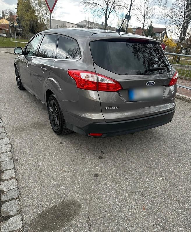Gebraucht Ford Focus Titanium 125 PS (91 kW) 2014 Grau Kombi