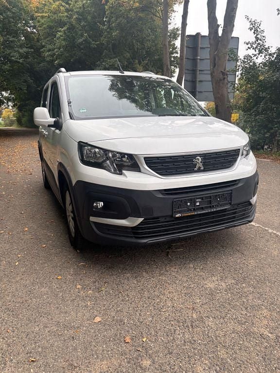 Weiß Gebraucht 2021 Peugeot Rifter Active Van / Kleinbus | 16.900 € (Guter Preis) - Bild 1/4
