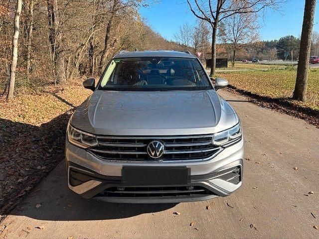 Silber Gebraucht 2023 VW Tiguan Allspace Life SUV | 31.500 € (Etwas zu teuer) - Bild 1/4