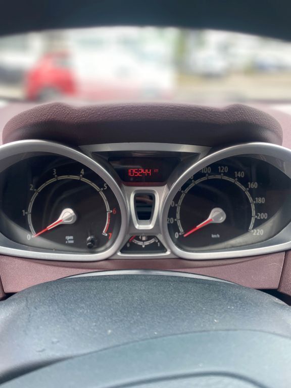 Gebraucht Ford Fiesta Ambiente 75 PS (55 kW) 2009 Rot Kleinwagen