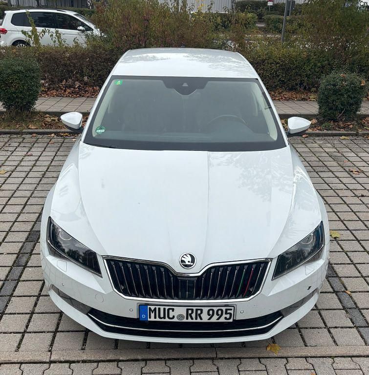 Weiß Gebraucht 2015 Skoda Superb LAURIN & KLEMENT Limousine | 15.500 € (Etwas zu teuer) - Bild 1/4