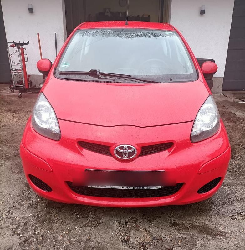 Rot Gebraucht 2009 Toyota Aygo Kleinwagen | 900 € (Superpreis) - Bild 1/4