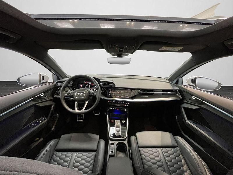 Gebraucht Audi RS3 Ambiente 400 PS (294 kW) 2024 Gletscherweiß metallic Limousine