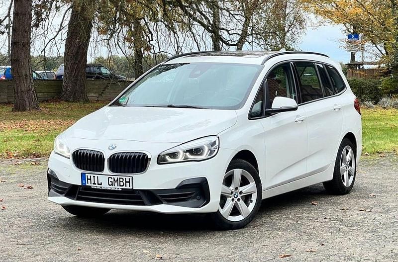 Weiß Gebraucht 2021 BMW 220 Gran Tourer Sport Line Van / Kleinbus | 21.899 € (Fairer Preis) - Bild 1/4