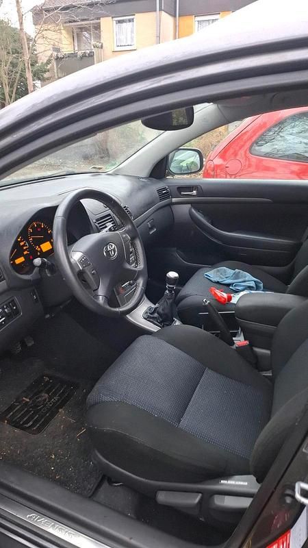 Gebraucht Toyota Avensis 177 PS (130 kW) 2012 Grau Kombi