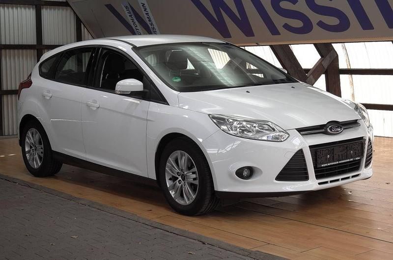 Frozen white Gebraucht 2014 Ford Focus Trend Limousine | 3.975 € (Superpreis) - Bild 1/4