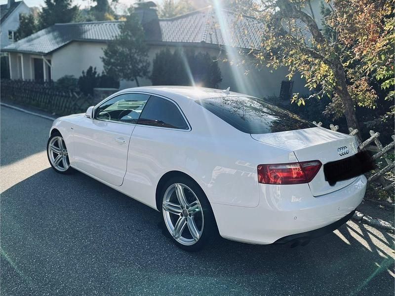 Weiß Gebraucht 2009 Audi A5 Coupé | 10.800 € (Etwas zu teuer) - Bild 1/4