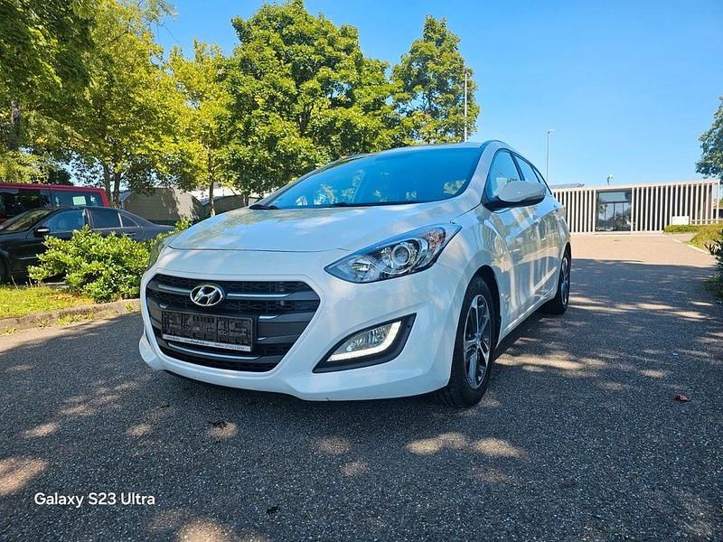 Weiß Gebraucht 2017 Hyundai i30 Trend Kombi | 7.400 € (Superpreis) - Bild 1/4