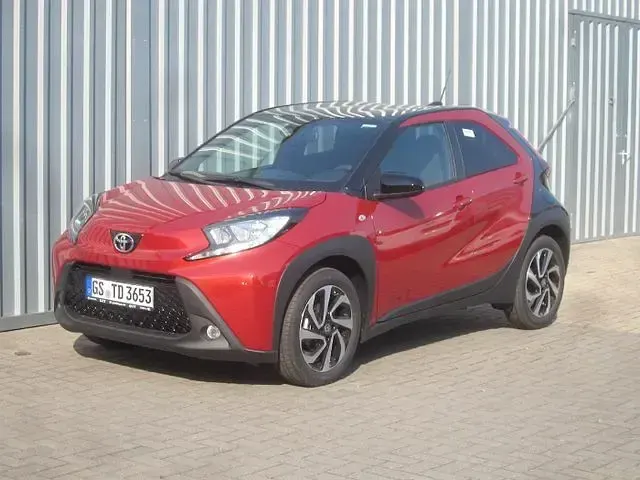 Neu Toyota Aygo 72 PS (52 kW) 2025 Chilired perleff. / dach schw Kleinwagen