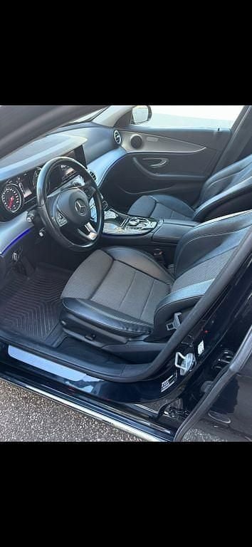 Gebraucht Mercedes E220 AMG line 194 PS (142 kW) 2017 Schwarz Limousine