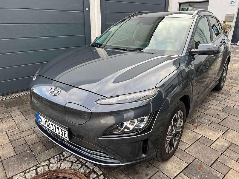 Gebraucht Hyundai Kona Trend 100 kW (136 PS) 2021 Dark knight / mic SUV