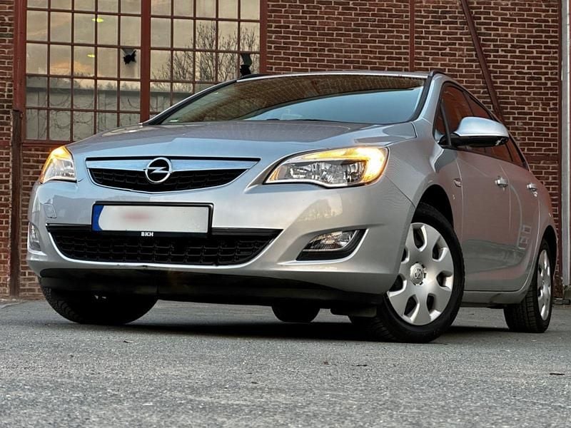 Gebraucht Opel Astra Edition 110 PS (80 kW) 2012 Silber Kombi