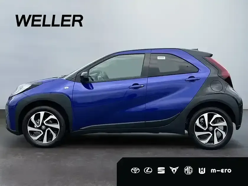 Neu Toyota Aygo 72 PS (52 kW) 2026 Juniper blue (8y8) / black mica (209) (blau) Kleinwagen