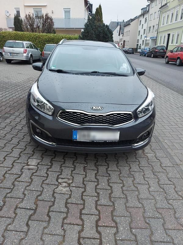 Grau Gebraucht 2017 Kia Ceed 2 Kombi | 9.499 € (Guter Preis) - Bild 1/4