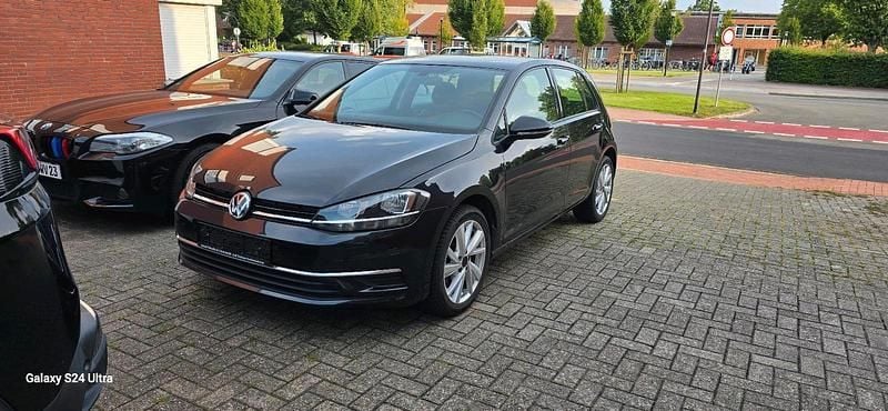 Schwarz Gebraucht 2018 VW Golf VII Kleinwagen | 12.199 € (Guter Preis) - Bild 1/4