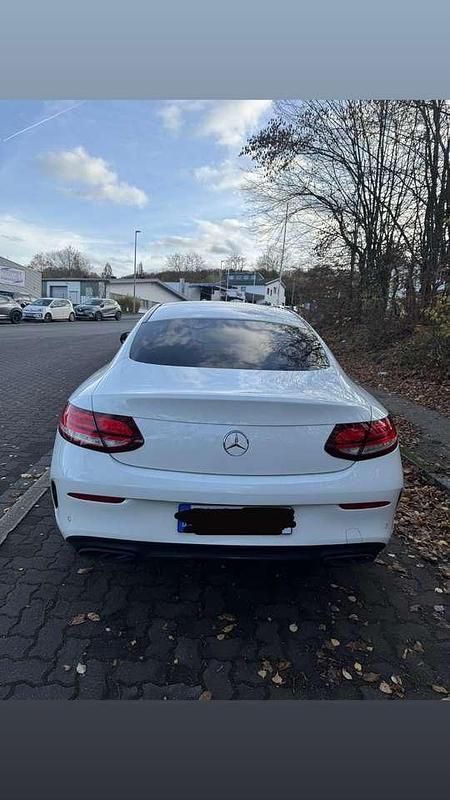 Weiß Gebraucht 2019 Mercedes C300 AMG line Coupé | 32.450 € (Fairer Preis) - Bild 1/4