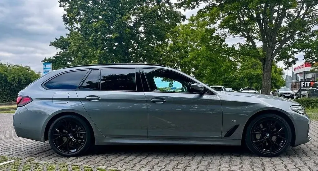 Gebraucht BMW 530 M Sport 245 PS (180 kW) 2023 Grau Kombi