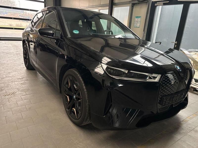 Weiß (mineralweiss metallic) Gebraucht 2023 BMW iX Sport Line SUV | 75.900 € - Bild 1/1