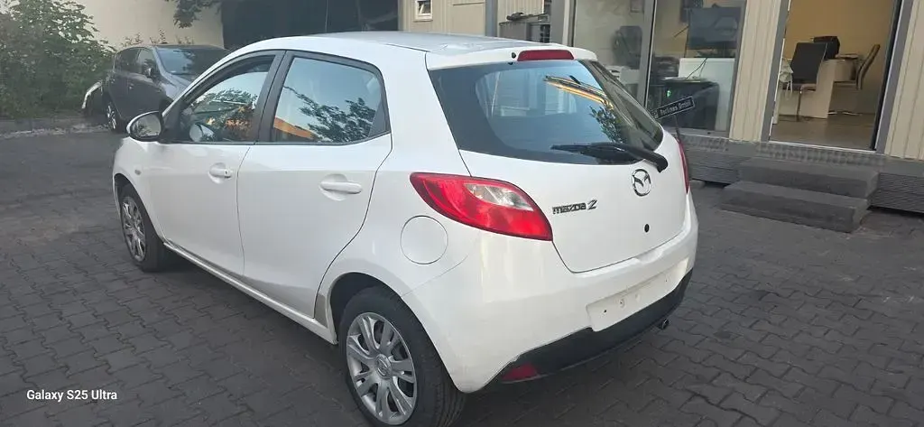 Gebraucht Mazda 2 Center-Line 75 PS (55 kW) 2012 Weiß Kleinwagen