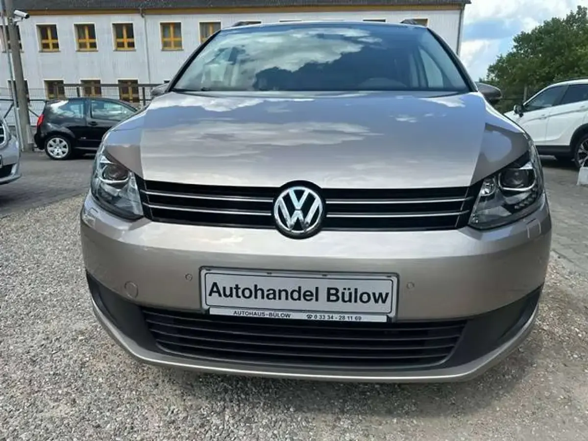 Gebraucht VW Touran Trendline 105 PS (77 kW) 2015 Titanium beige metallic Van / Kleinbus
