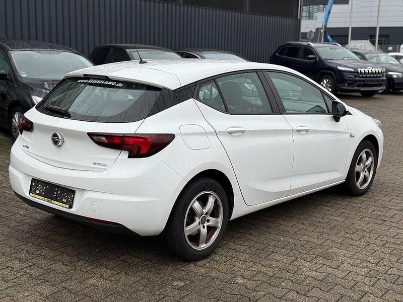 Gebraucht Opel Astra Selection 105 PS (77 kW) 2016 Weiß Limousine
