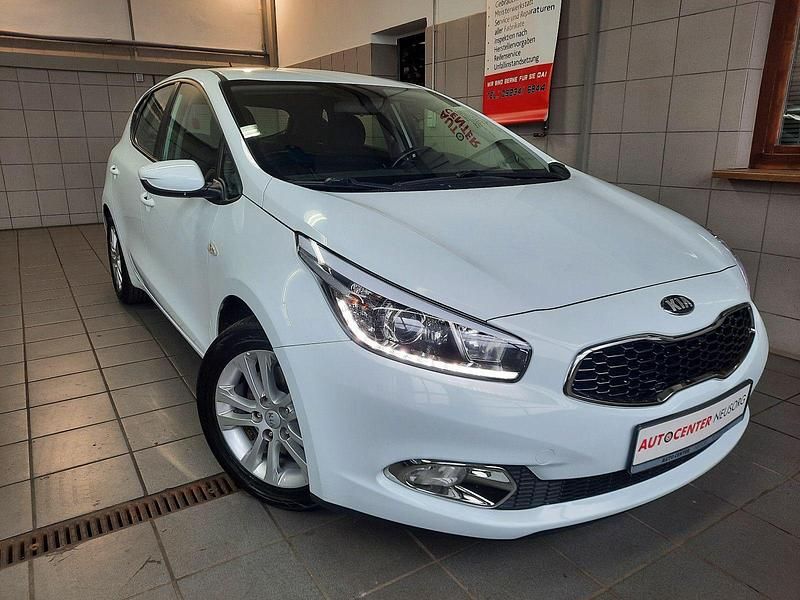 Weiß Gebraucht 2014 Kia Ceed Limousine | 6.800 € (Guter Preis) - Bild 1/4