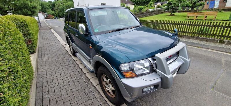 Grün Gebraucht 2001 Mitsubishi Pajero Elegance SUV | 14.999 € - Bild 1/4